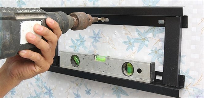 Cách lắp đặt tivi treo tường bằng giá treo nghiêng