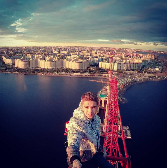 Selfie trên cầu cao