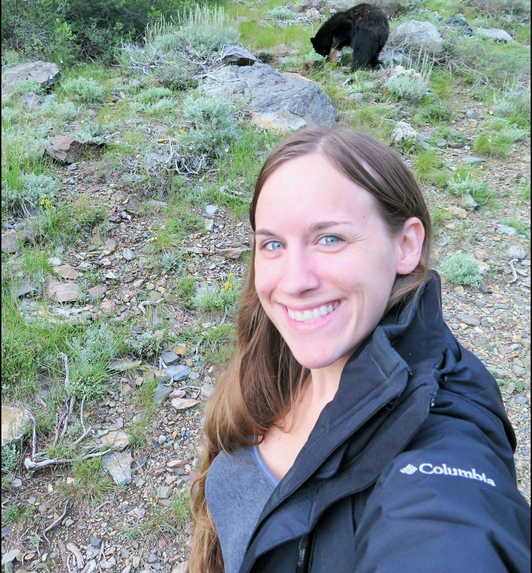 Selfie trước gấu hoang