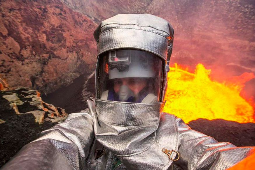 Selfie gần miệng núi lửa