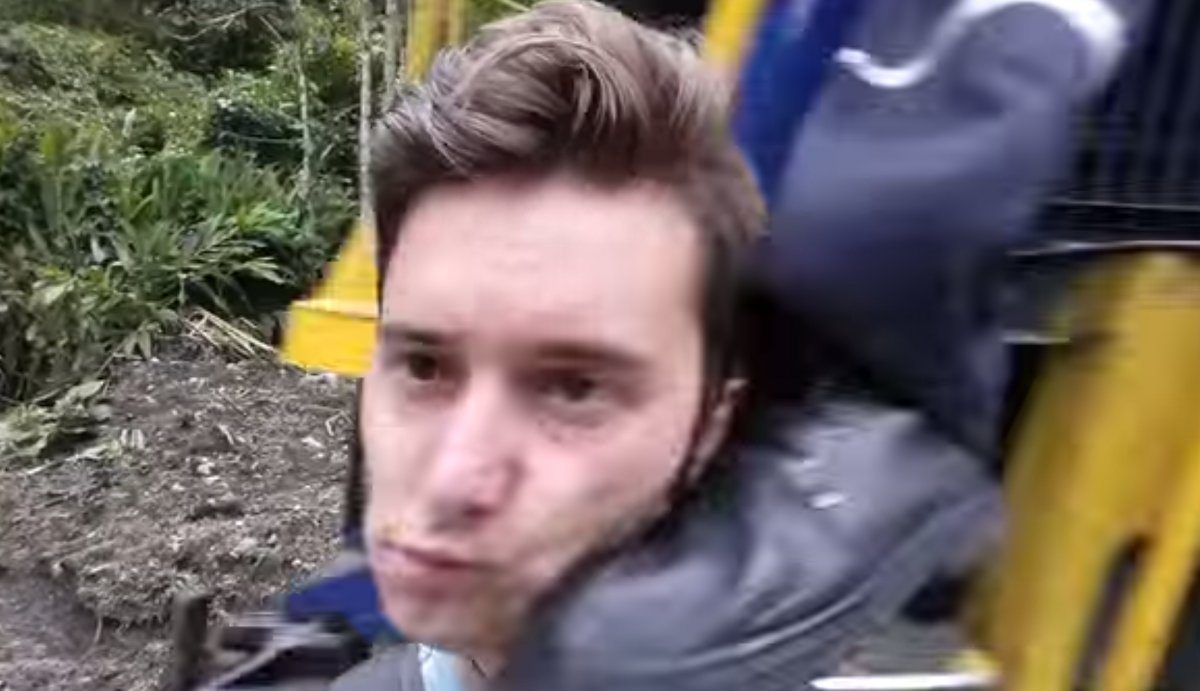 Selfie bên đường ray Selfie bên đường ray