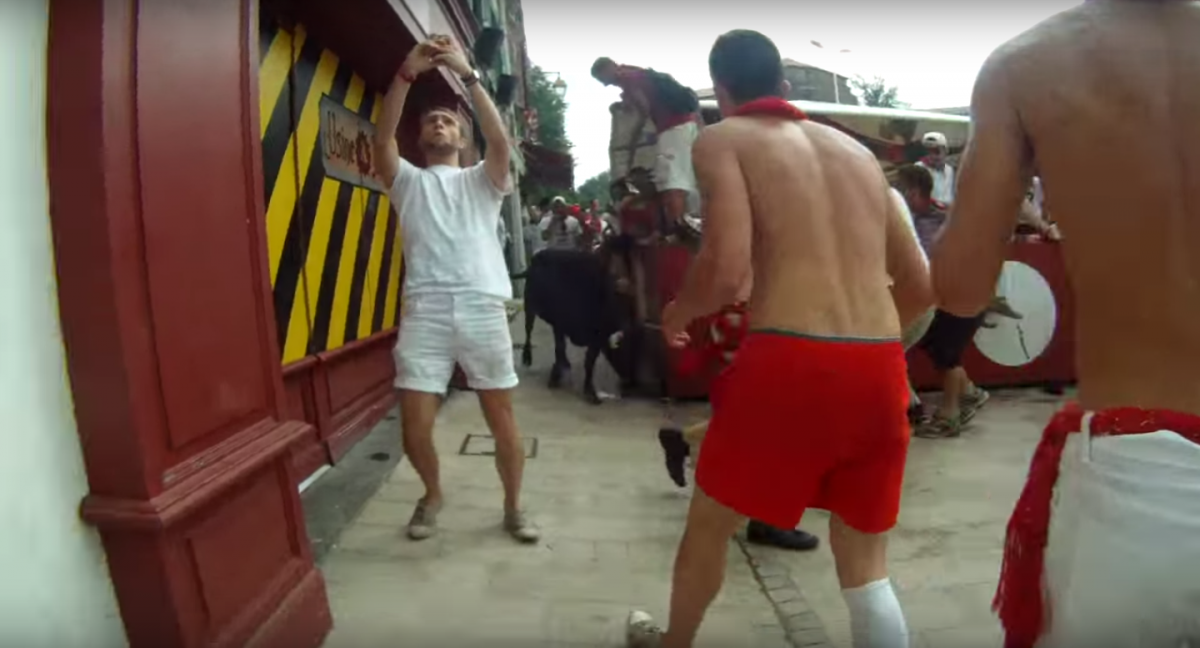 Selfie trước bò chọi Selfie trước bò chọi