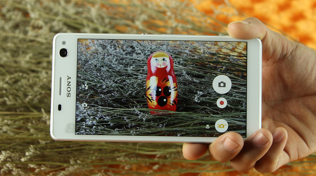 Sony Xperia C4 Dual có camera trước 5MP, camera sau 13MP. Cả hai đều song hành cùng đèn LED Flash