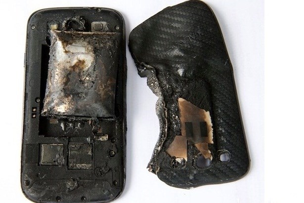 Nước mua ngấm vào điện thoại