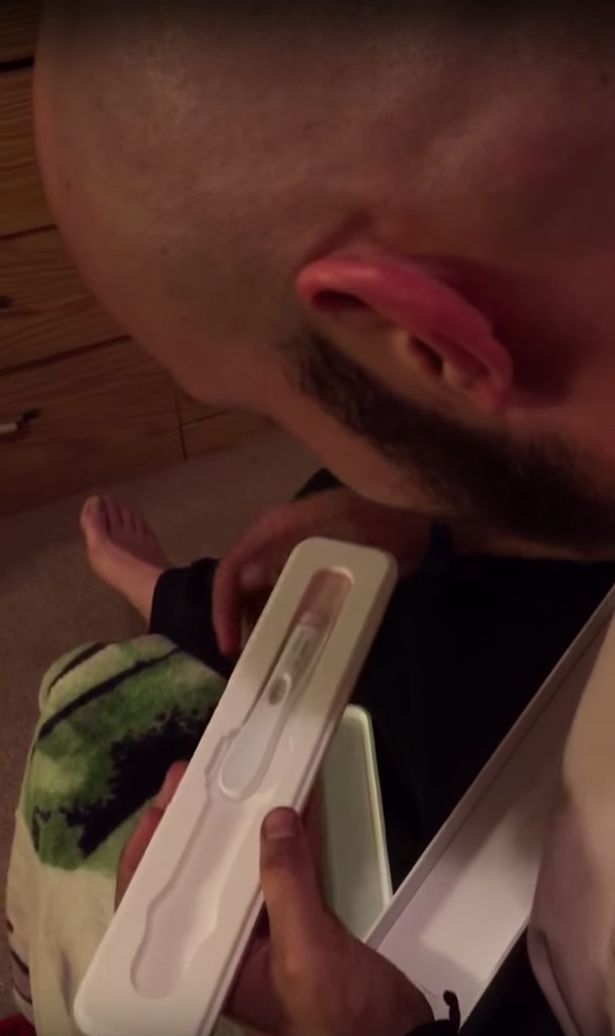 Trong hộp Apple Watch chính là que thử thai của cô vợ