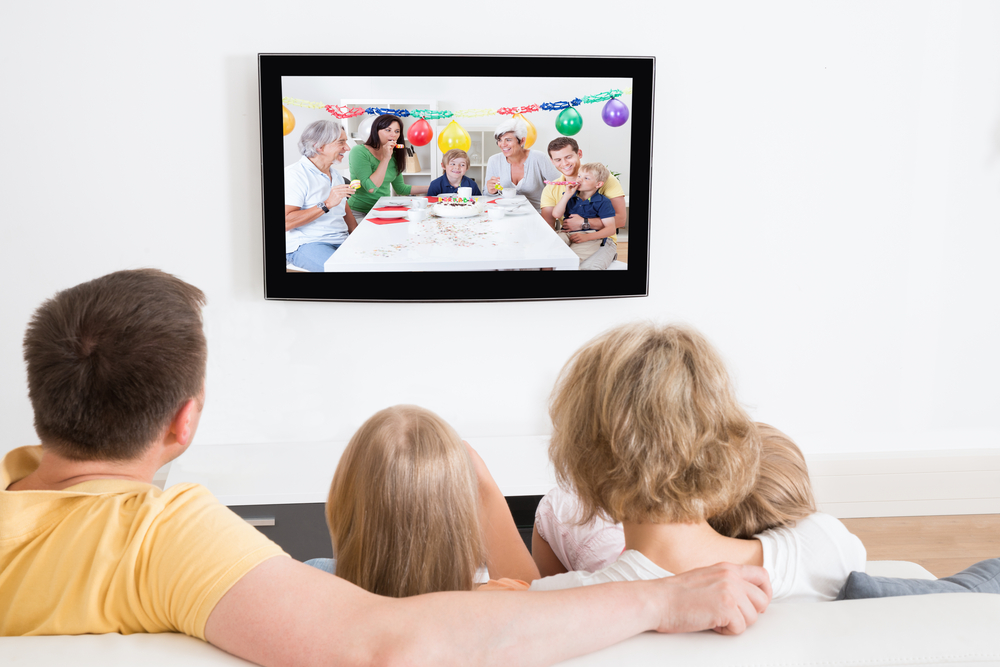 Gia đình xem tivi