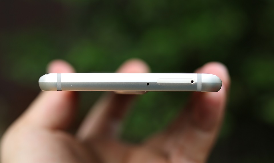 Cạnh trên Galaxy S6 Edge Plus