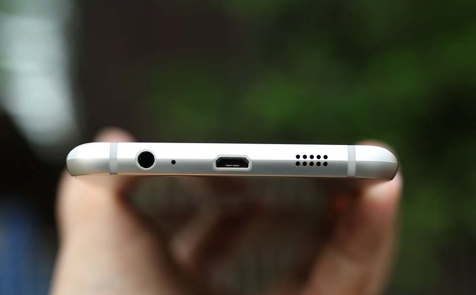 Cạnh dưới Galaxy S6 Edge Plus