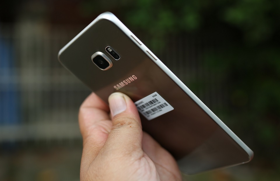 Mặt lưng Galaxy S6 Edge Plus khi nhìn nghiêng