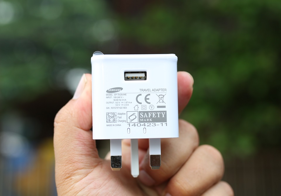 Củ sạc 3 chân đi kèm Galaxy S6 Edge Plus