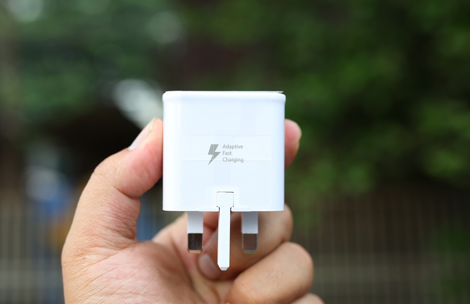 Củ sạc 3 chân đi kèm Galaxy S6 Edge Plus