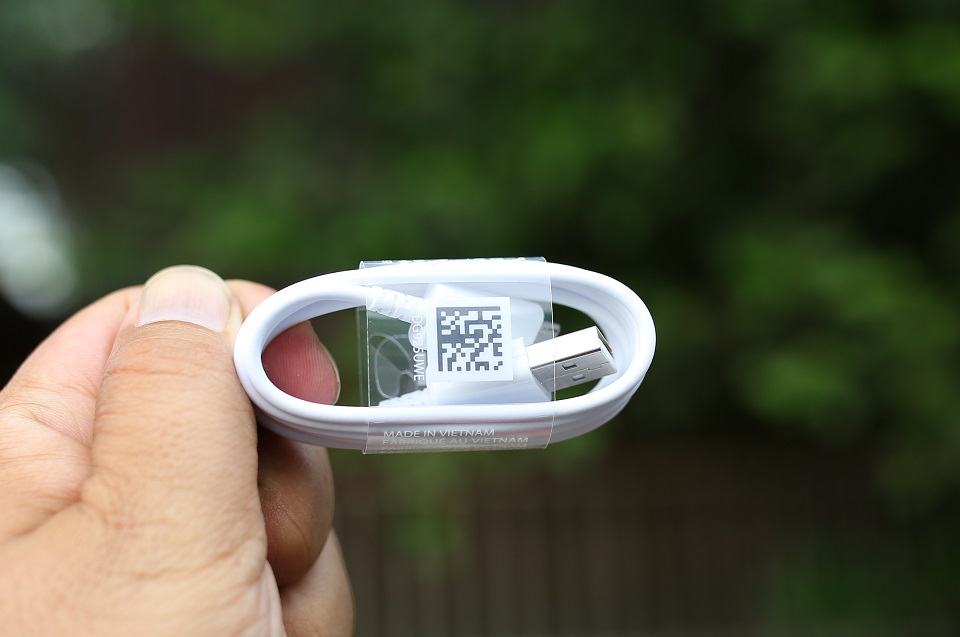 Cáp micro-USB đi kèm Galaxy S6 Edge Plus