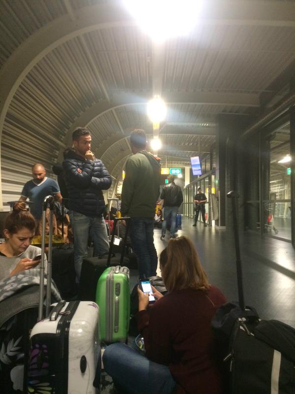 Những hành khắc bị trễ chuyến Những hành khắc bị trễ chuyến