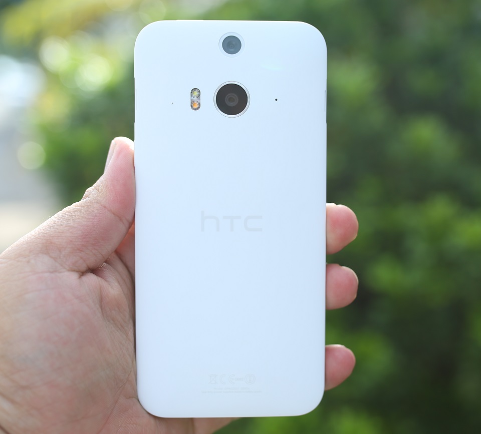 Mặt sau HTC Butterfly 2