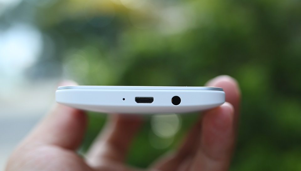 Cạnh dưới HTC Butterfly 2