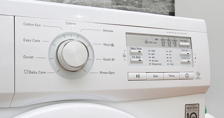 Bảng điều khiển máy giặt LG được thiết kế đơn giản, tiện dụng So sánh máy giặt LG và Electrolux