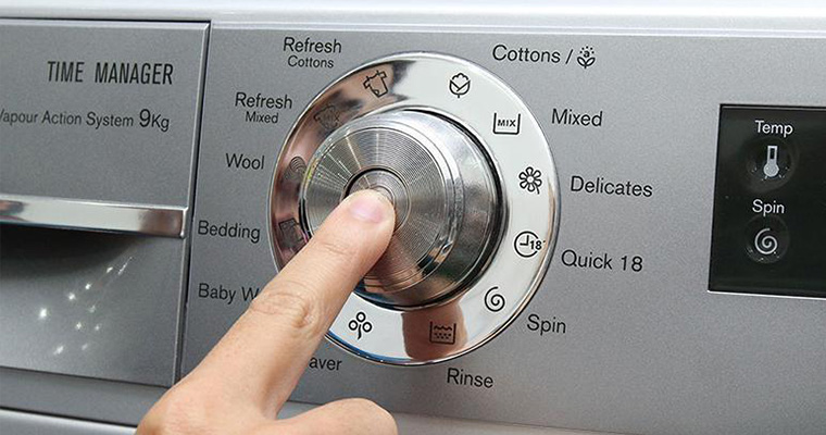 Bảng điều khiển của máy giặt Electrolux kết hợp nút bấm, nút xoay và bảng điều khiển So sánh máy giặt LG và Electrolux