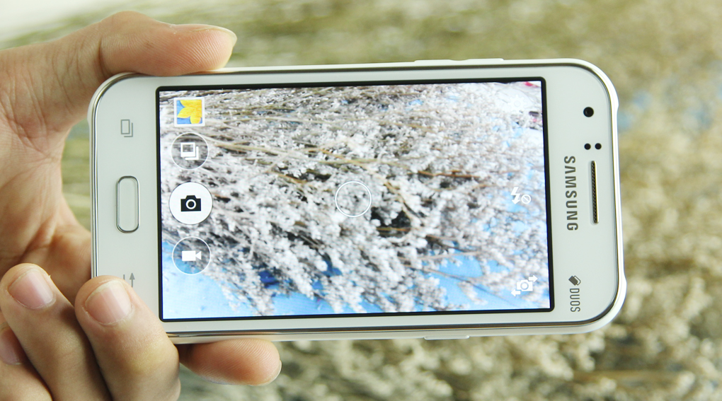 Samsung Galaxy J1 có camera trước 2MP