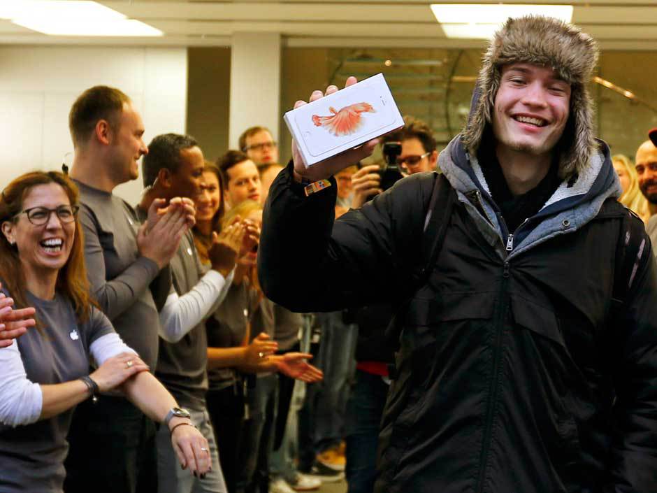 Số lượng iPhone mới bán ra rất lớn Số lượng iPhone mới bán ra rất lớn