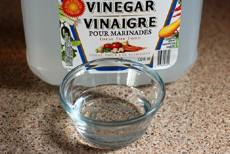 Remove grease stains with white vinegar