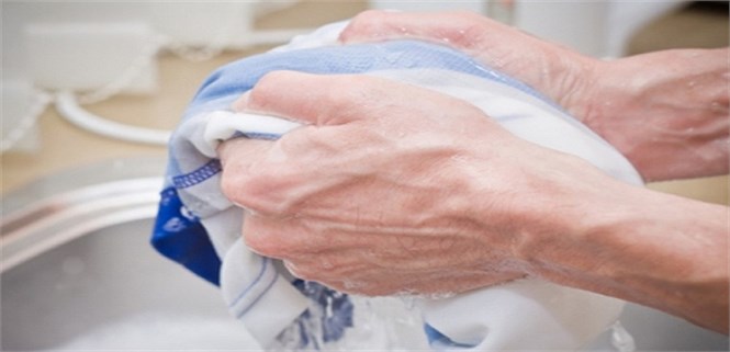 4 cách tẩy vết dầu mỡ dính trên quần áo siêu nhanh chóng và đơn giản