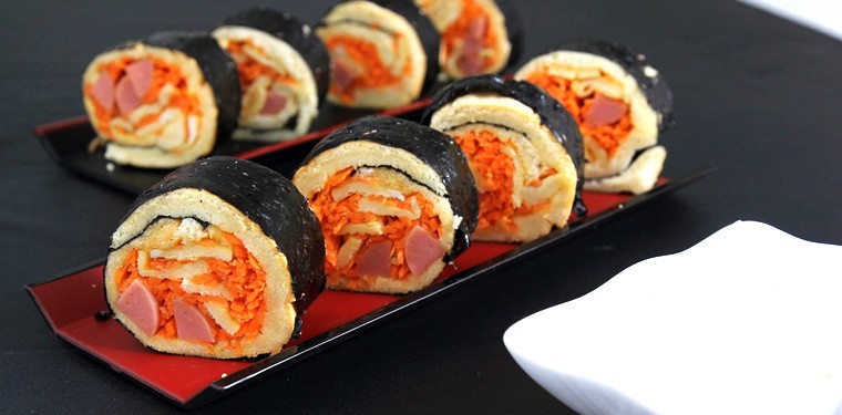 Bánh gimbap nướng ngon hơn khi chấm với sốt mayonnaise