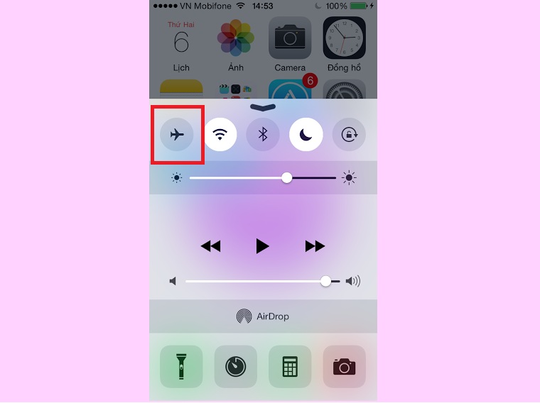 Đưa máy về chế độ máy bay khi sạc pin Mẹo Cách sạc pin nhanh hơn trên iPhone > Đưa máy về chế độ máy bay khi sạc pin