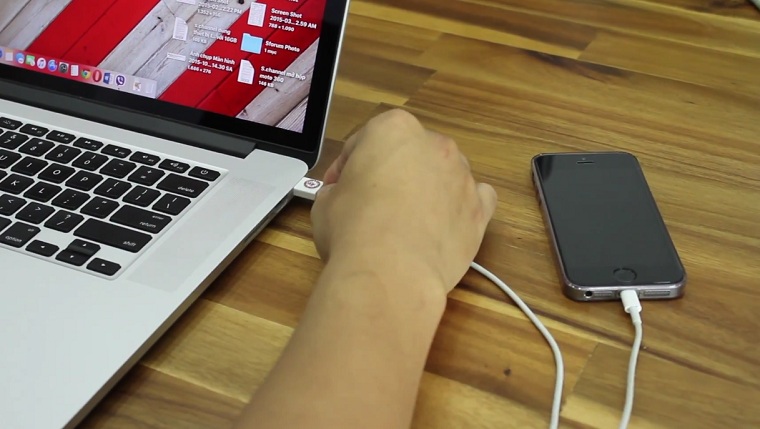 Sạc iPhone thông qua cổng USB của Macbook Mẹo Cách sạc pin nhanh hơn trên iPhone > Sạc iPhone thông qua cổng USB của Macbook