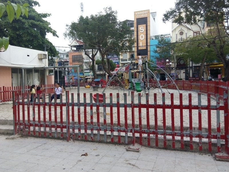 mot-goc-cong-vien mot-goc-cong-vien