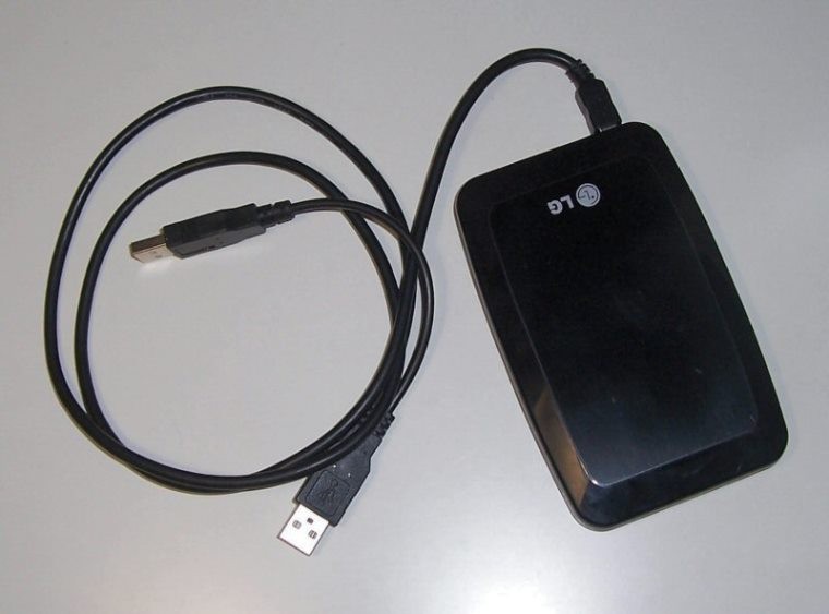 Dùng cáp USB chữ Y để có thể cấp điện cho ổ cứng