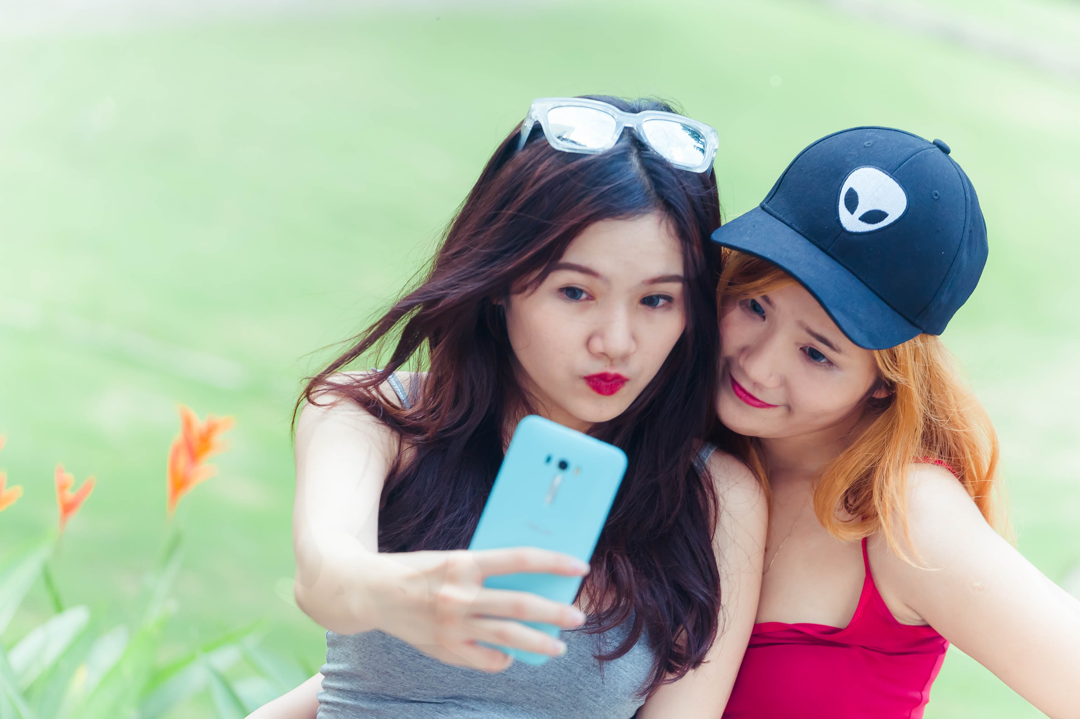 Zenfone Selfie Cùng Hai Bạn Nữ Xinh Xắn