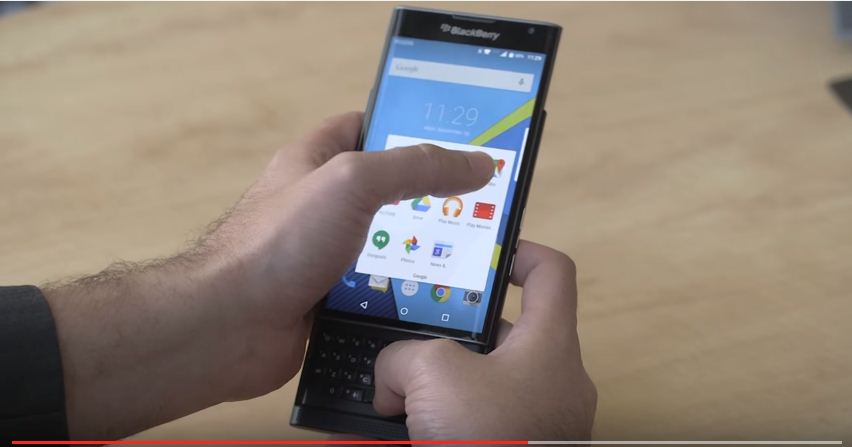 Có thêm bàn phím vật lý tiện lợi