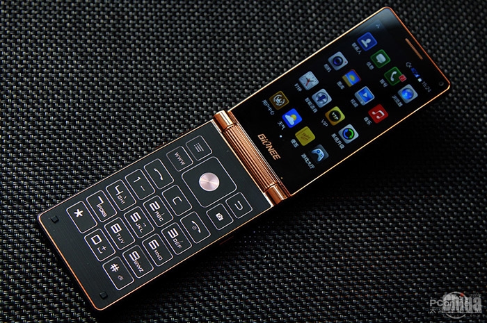 Gionee W900S là smartphone nắp gập