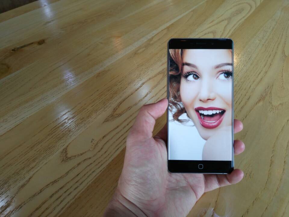 Màn hình 5.5 inch 2K viền siêu mỏng