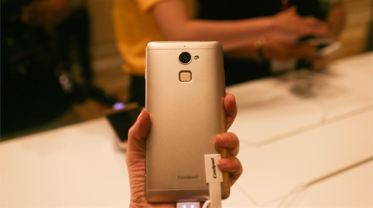 Mặt sau Coolpad Shine có ô nhận dạng vân tay nằm dưới camera