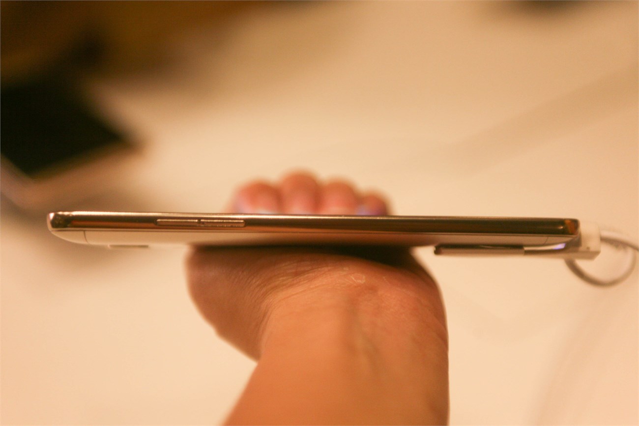 Cạnh trái của Coolpad Shine