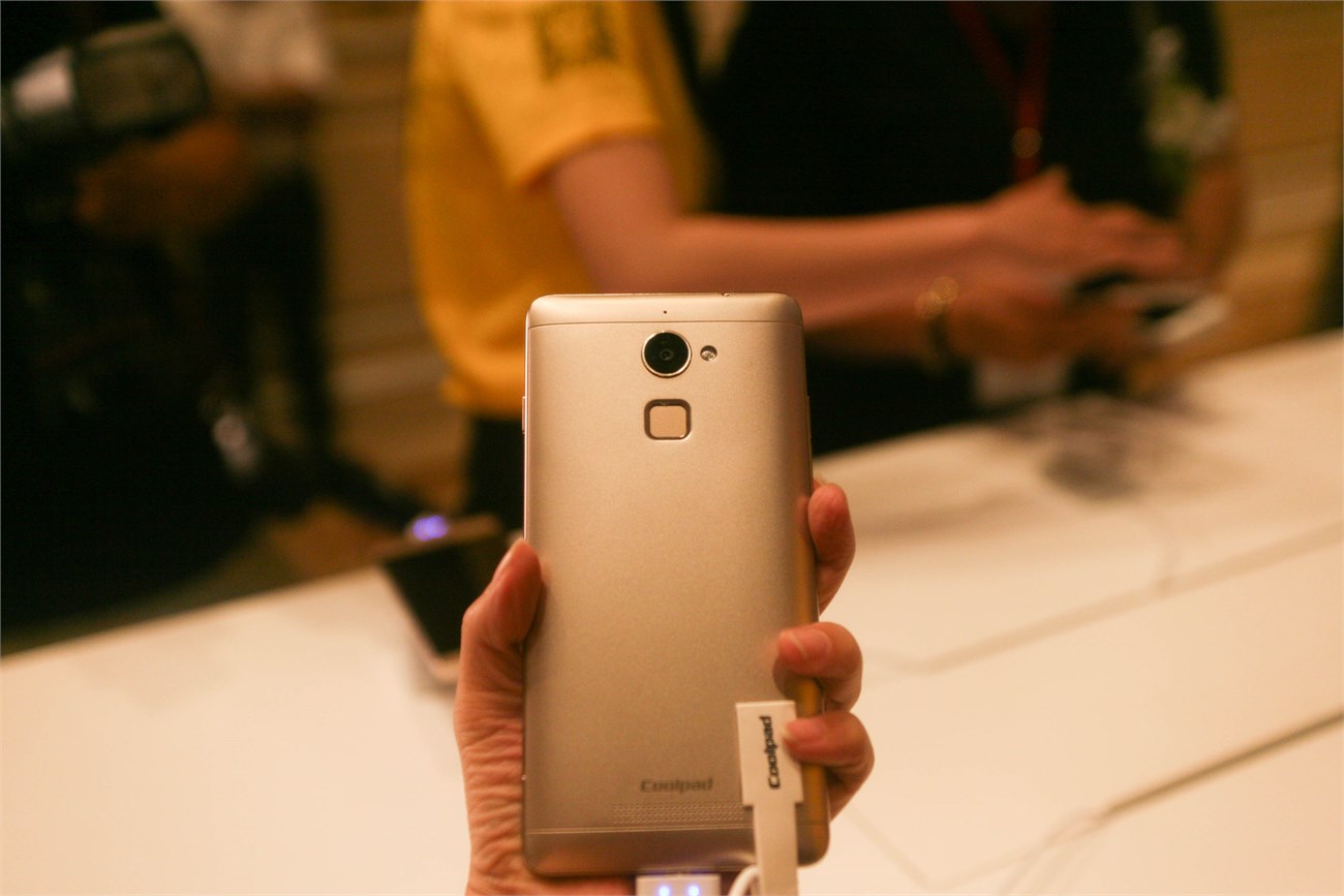 Mặt sau Coolpad Shine có ô nhận dạng vân tay nằm dưới camera Mặt sau Coolpad Shine có ô nhận dạng vân tay nằm dưới camera