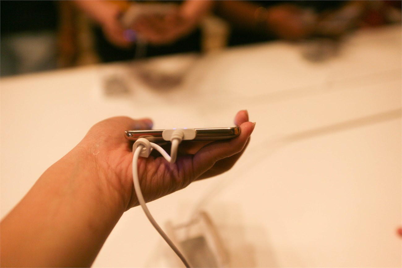 Cạnh dưới đáy của Coolpad Shine