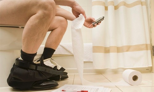 Hãy cẩn thận hơn khi vừa đi vệ sinh  vừa dùng điện thoại
