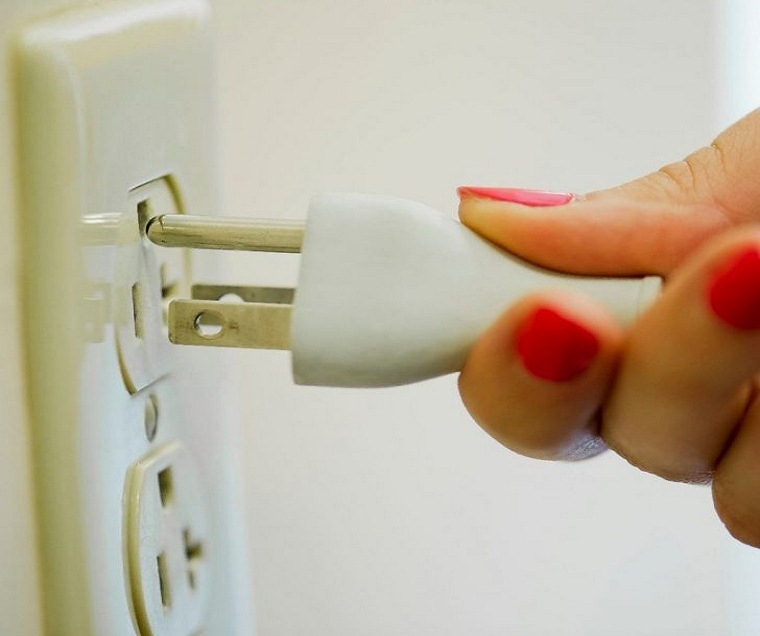 Hãy ngắt điện để tivi được nghỉ ngơi hoàn toàn Mẹo tăng tốc độ xử lý cho Smart tivi > Hãy ngắt điện để tivi được nghỉ ngơi hoàn toàn