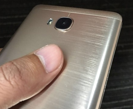 Huawei Honor 5x lộ ảnh trên tay người dùng