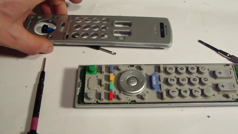 Tháo remote để sửa