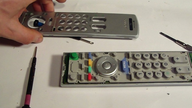  Dùng tua-vít tháo ốc của remote ra, nhưng nhớ cẩn thận không để mất ốc của remote. 
