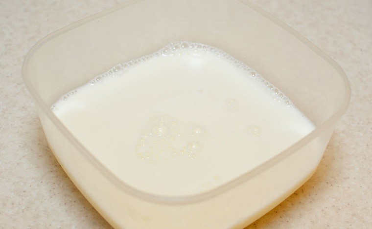 Đầu tiên, hòa tan sữa tươi và sữa đặc lại. Đừng cho thêm nước vào vì sữa chua sẽ bị mất đi vị béo ngon vốn có.