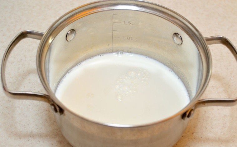 Sau khi tắt bếp, bạn để sữa nguội khoảng 35 độ C, (kiểm tra sữa nguội đạt yêu cầu chưa bạn nhỏ giọt sữa lên mu bàn tay, nếu ấm ấm là ổn). Khuấy tan sữa chua và cho sữa chua vào hỗn hợp sữa tươi và sữa đặc. Khuấy khoảng 3-4 phút cho sữa tan hết.