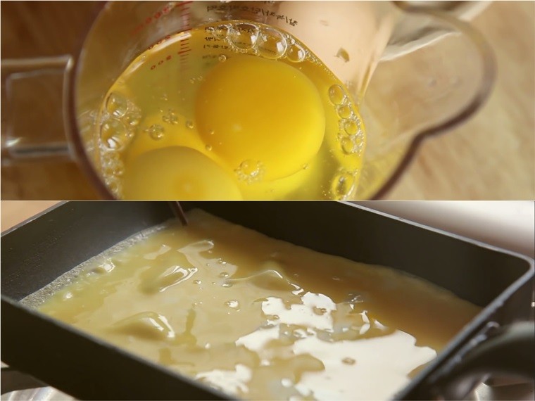Trứng đập ra và đổ vào chảo chiên từng lớp mỏng, sau đó cắt thành những miếng dài để làm kimbap dễ dàng hơn.