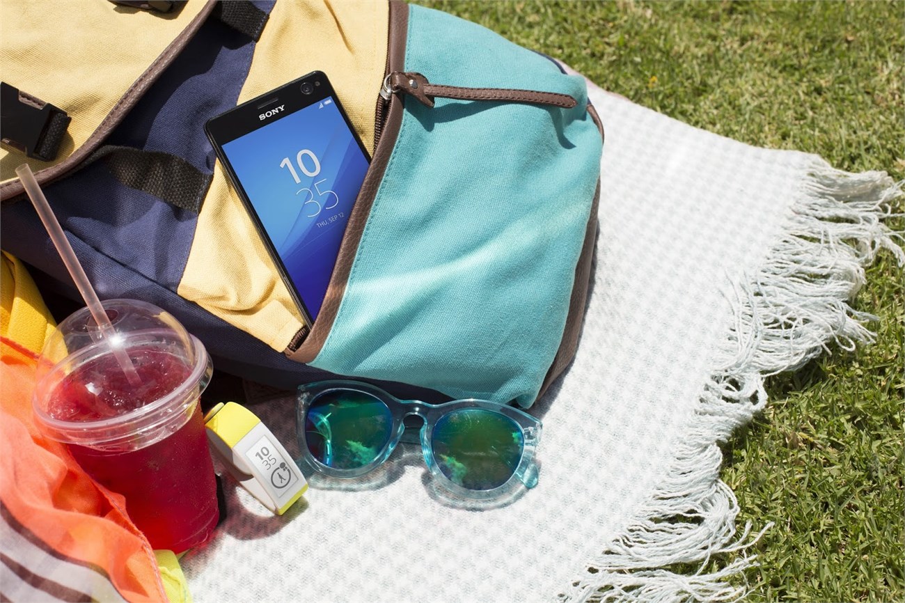 Máy có camera chính 13MP và được cài sẵn Android Lollipop khi bán ra