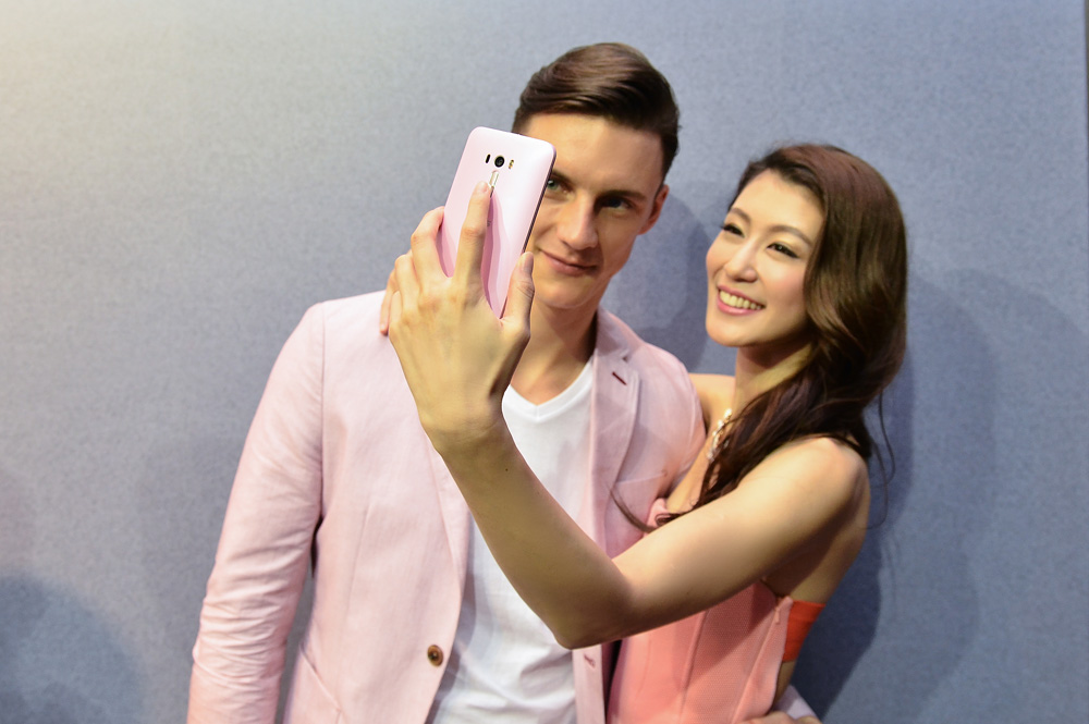 Asus ZenFone Selfie có camera trước và sau đều 13MP