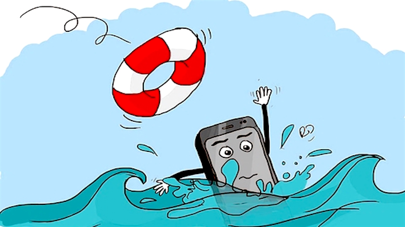 Làm gì để cứu một chiếc điện thoại bị rớt vào nước?
