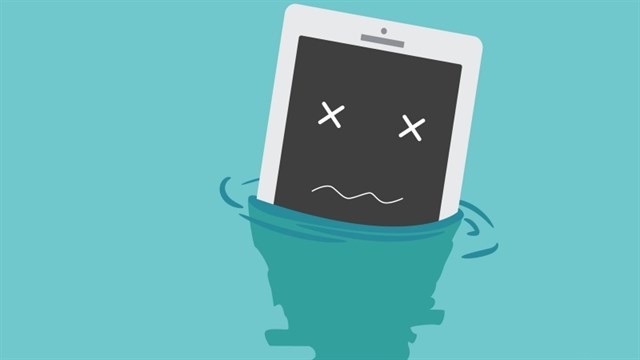 Cách xử lý khi điện thoại rơi xuống nước chỉ với vật dụng trong nhà